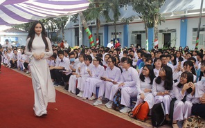 THPT Nguyễn Du (Q.10): Tung bay tà áo dài trên thảm đỏ giữa sân trường