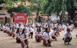 Teen Trung học Thực hành nhảy flashmob kỉ niệm ngày ra trường