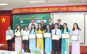 Trao học bổng toàn phần cho sinh viên khó khăn đầu năm học