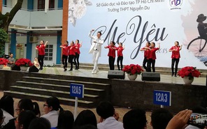 Teen THPT Nguyễn Du (Q.10) đón 20/10 bằng nhạc và thơ