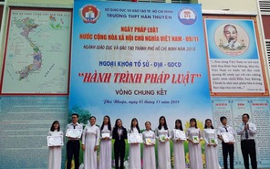 Teen trường THPT Hàn Thuyên (Q. Phú Nhuận) hào hứng với Hành trình pháp luật