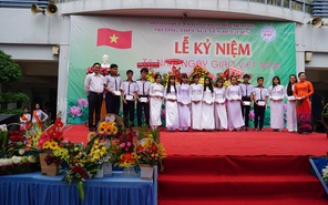 Trường THPT Nguyễn Hữu Tiến trao học bổng cho học sinh trong Ngày nhà giáo Việt Nam