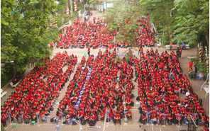 Teen Nguyễn Du "nhuộm đỏ sân trường" ủng hộ đội tuyển Việt Nam