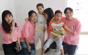 Teen Trần Văn Giàu mang yêu thương đến trại trẻ mồ côi