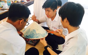 Teen trường THPT Quang Trung (TP.HCM) gửi thông điệp về biển đảo qua... nón lá