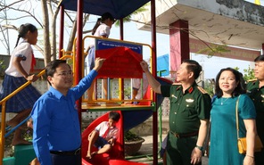 Trường Tiểu học Giồng Dứa (huyện Châu Thành-tỉnh Tiền Giang) nhận điểm vui chơi, giải trí do Tổng cục Chính trị trao tặng