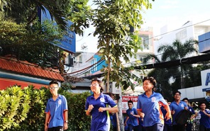 Trường THPT Nguyễn Du chạy việt dã mừng Quốc khánh 2 - 9