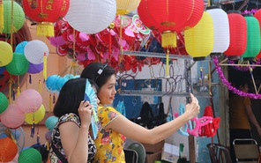 Giới trẻ hào hứng check-in phố lồng đèn tại Sài Gòn