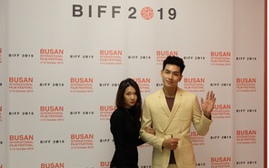 Quốc Anh cùng nữ DOP Bí mật của gió tự tin sải bước trên thảm đỏ tại Liên hoan phim Busan