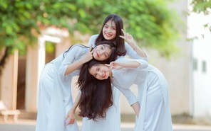 Ngắm loạt ảnh đáng yêu trong tà áo dài của “hội chị em thân thiết” trường THPT Tân Kỳ 1 Nghệ An