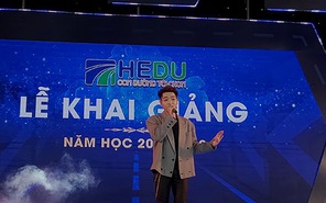 Sinh viên hào hứng hát cùng Đức Phúc tại lễ khai giảng