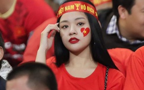 Nữ CĐV xinh đẹp trận Việt Nam - Thái Lan: Không những thần thái mà còn hát hay!