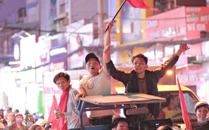 Hàng ngàn người đổ ra đường "quẩy" tưng bừng và hô vang... "Việt Nam vô địch"