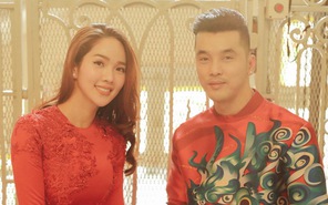 Ưng Hoàng Phúc và vợ cùng diện áo dài đôi để quảng bá cho MV nhạc Xuân