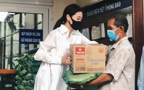 Hoa hậu Khánh Vân cùng mẹ trao 200 phần quà cho người dân