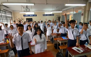 Teen THPT Ernst Thalmann (Q.1) hào hứng nhảy Tiktok trong giờ học