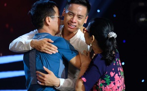 Nam vương Cao Xuân Tài khóc nghẹn ôm bố mẹ trên sóng truyền hình