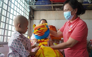 Nhóm Chia sẻ - Sharing tặng quà Trung thu tại Làng Hòa Bình và Bệnh viện Ung bướu TP.HCM