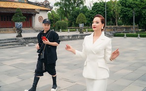 NSND Lê Khanh quấn keo vào giày, đi catwalk 50 mét