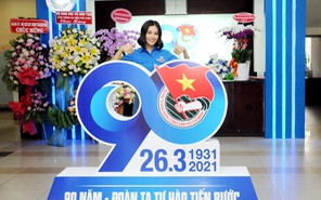 Hoa hậu Tiểu Vy thử thách chụp ảnh với huy hiệu Đoàn