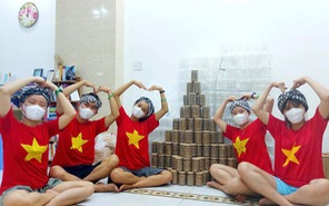Nhóm bạn trẻ tại TP.HCM thâu đêm làm 1.000 hũ muối mè gửi tâm dịch Bắc Giang