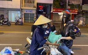 Hoa Hậu Tiểu Vy đi xe máy tặng gạo cho người dân khó khăn