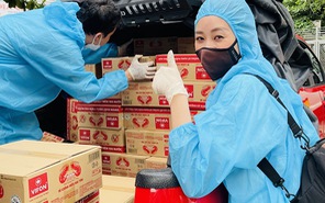 Hoa hậu Khánh Vân hỗ trợ người lao động nghèo ở khu phong tỏa