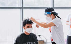 Xúc động hình ảnh nghệ sĩ cắt tóc cho nhân viên y tế tại bệnh viện điều trị covid-19