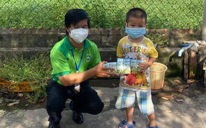 Nhà thiếu nhi Hóc Môn tặng sữa cho trẻ em tại các khu nhà trọ, khu lưu trú