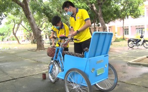 Hai nam sinh chế tạo xe lăn điện thông minh, bảo vệ môi trường cho người già, khuyết tật