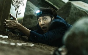 Lee Kwang Soo và 50 sắc thái lầy lội của “hươu cao cổ” trong bom tấn “Hố sụt tử thần”