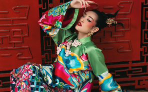 Diện áo dài, Hoa hậu Khánh Vân đẹp bí ẩn trong bộ ảnh đầu năm