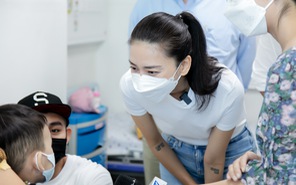 Ngô Thanh Vân thăm trẻ em bệnh tim cùng Huy Trần và Jun Phạm