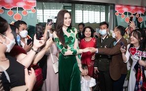 Hoa hậu Đỗ Thị Hà xúc động khi được chào đón nồng nhiệt tại quê nhà Thanh Hóa