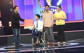 MC Quyền Linh tặng 20 chiếc xe lăn cho chàng trai "đôi chân tròn"