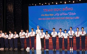 Lý Kim Thảo trao học bổng cho học sinh nghèo tỉnh Bạc Liêu