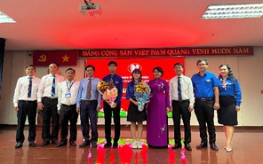 Quận Phú Nhuận kết nạp Đảng cho 2 học sinh tại Bến Nhà Rồng