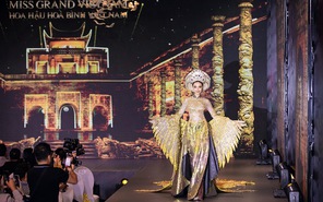 Hoa hậu Thùy Tiên cùng Top 10 Miss Grand Thailand trình diễn áo dài đầy mãn nhãn