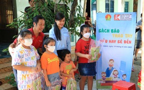 Báo Khăn Quàng Đỏ trao tặng sách, báo cho trẻ em khó khăn tại xã Đa Phước, huyện Bình Chánh