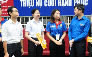 Bí thư TƯ Đoàn Nguyễn Minh Triết thăm sinh viên tình nguyện Tiếp sức mùa thi