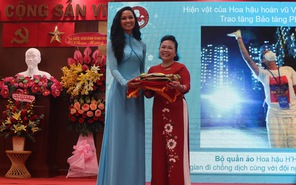 Hoa hậu H' Hen Niê tặng kỷ vật khi tham gia tình nguyện phòng chống dịch Covid-19 cho Bảo tàng Phụ nữ Nam Bộ