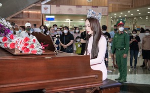 Hoa hậu Mai Phương vừa đàn vừa hát tặng y bác sĩ nữ nhân ngày 20/10