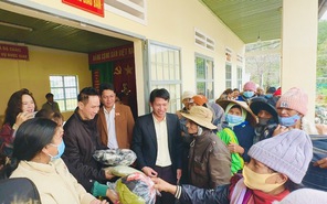 Lý Hải mang 3500 áo ấm tặng bà con Lâm Đồng, Gia Lai