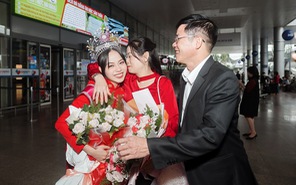 Hoa hậu Thanh Thủy trở về Đà Nẵng trong vòng tay gia đình sau hơn 1 tháng đăng quang