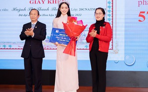 Hoa hậu Thanh Thủy rạng rỡ về trường nhận học bổng
