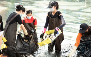 Hoa hậu Ngọc Châu cùng nhóm Khát vọng xanh dọn rác thải tại kênh bẩn ở Tân Bình