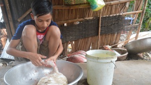 Chông chênh đường đến trường của hai học trò nghèo