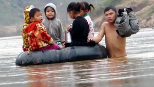 Ngồi phao vượt sông đến trường