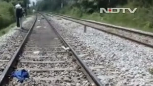 Chụp hình 'tự sướng' trên đường ray, 3 sinh viên Ấn bị tông chết