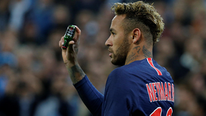 Neymar tức giận vì bị ném chai nước vào người